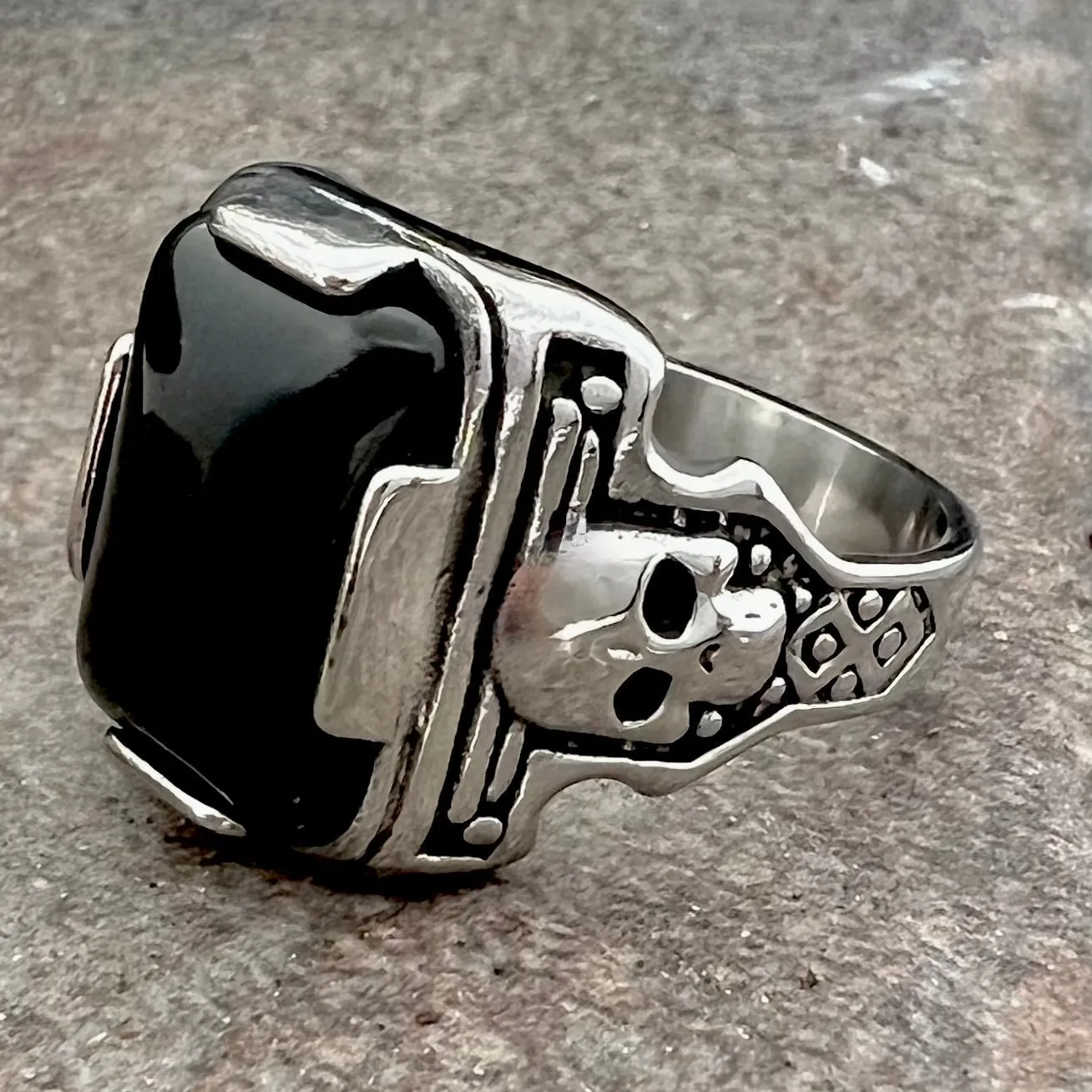 Black Stone - Skull  - R253