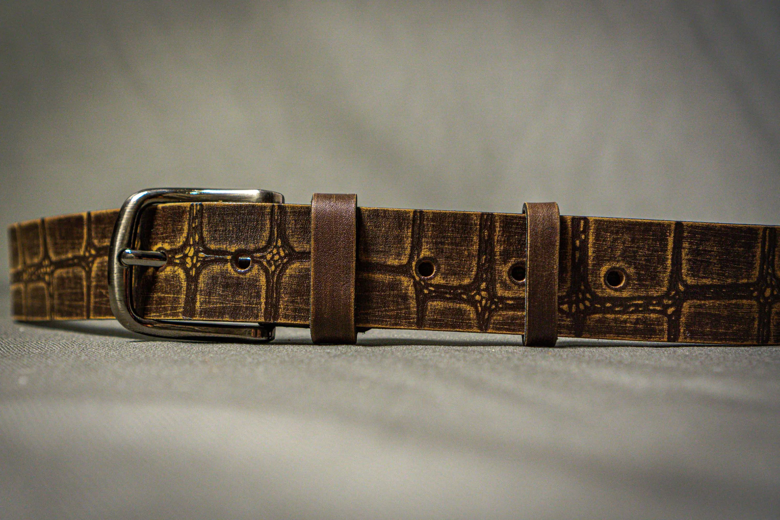 Smart leather belt for men and women. Handmade in Europe. 1,49 inch / 3,8 cm