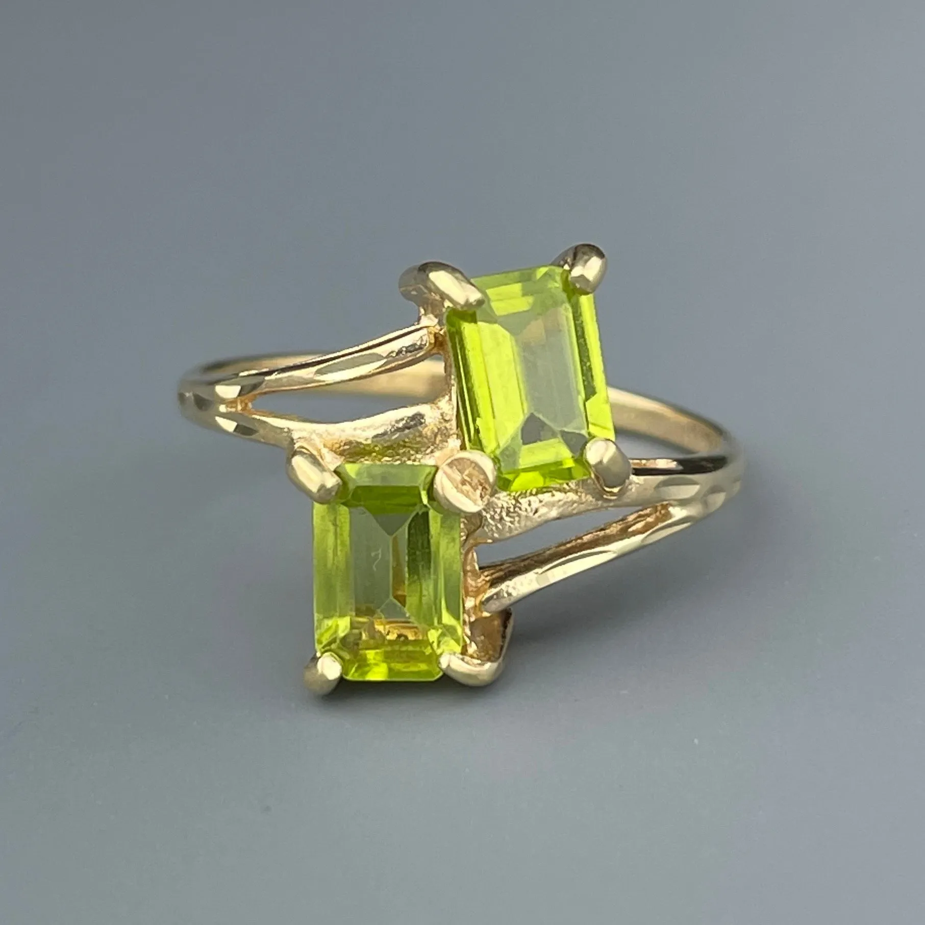 Vintage 10K Gold Peridot Bypass Ring, Sz 7 3/4